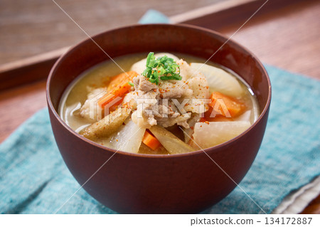 豚汁(味噌湯,裡面有很多豬肉和根莖類蔬菜) 豚汁(味噌湯,裡面有很多豬肉和根莖類蔬菜) 134172887