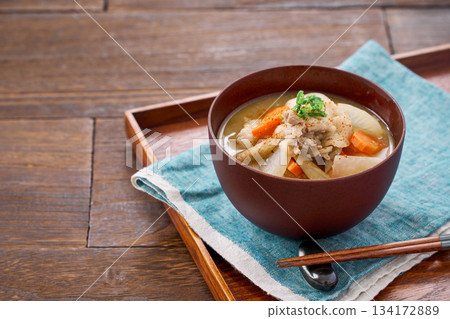 豚汁(味噌湯,裡面有很多豬肉和根莖類蔬菜) 豚汁(味噌湯,裡面有很多豬肉和根莖類蔬菜) 134172889