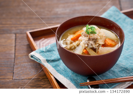 豚汁（味噌湯，裡面有很多豬肉和根莖類蔬菜） 134172890