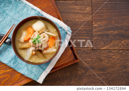 豚汁(味噌湯,裡面有很多豬肉和根莖類蔬菜) 豚汁(味噌湯,裡面有很多豬肉和根莖類蔬菜) 134172894