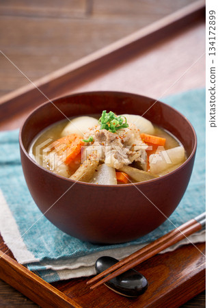 豚汁（味噌湯，裡面有很多豬肉和根莖類蔬菜） 134172899