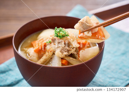 豚汁（味噌湯，裡面有很多豬肉和根莖類蔬菜） 134172907