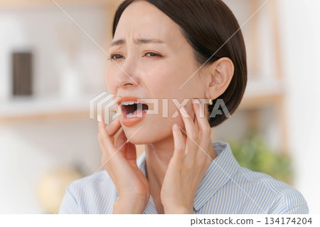 女人撫摸著下巴和脖子 女人撫摸著下巴和脖子 134174204