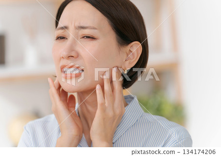 女人撫摸著下巴和脖子 134174206