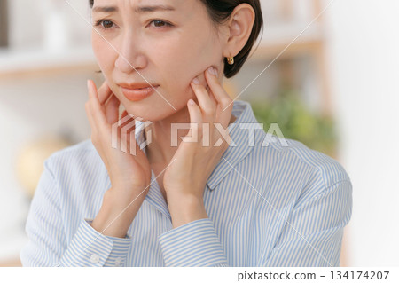 女人撫摸著下巴和脖子 女人撫摸著下巴和脖子 134174207