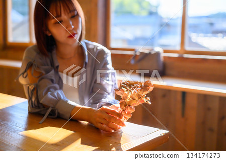 咖啡館裡手捧花 134174273