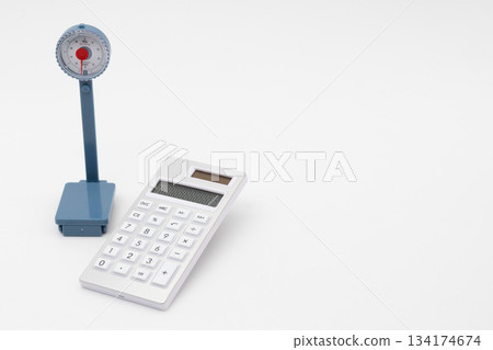 圖片顯示如何利用體重計和計算器來管理體重和健康。 134174674
