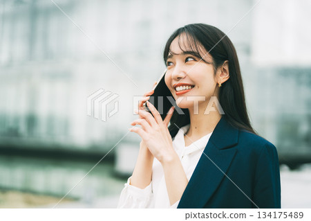 打電話給的女商人 134175489