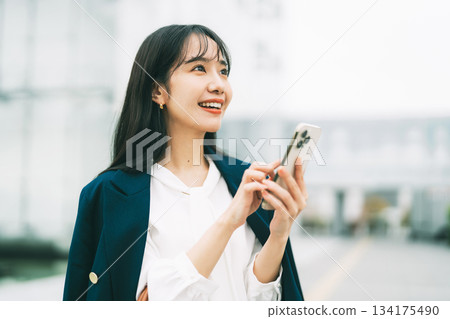 有智能手機的女商人 134175490