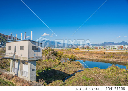 Early winter scenery of the Katsura River riverbank, Kyoto City 134175568