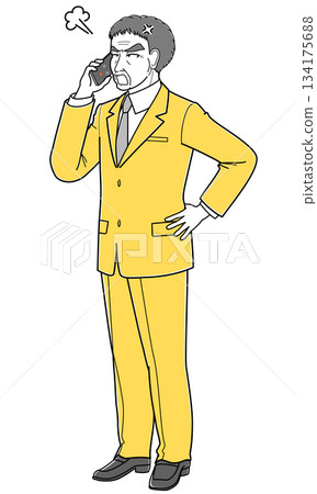 一位身穿西裝的中年男子一邊生氣一邊用智慧型手機通話（簡單） 134175688