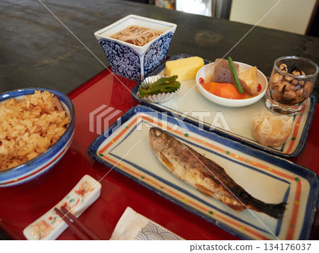 在日本旅遊勝地的飯店享用烤魚套裝早餐 134176037