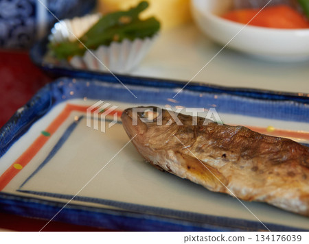 日本旅遊勝地一間飯店早餐供應的烤魚 134176039