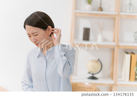 depressed woman 134176135