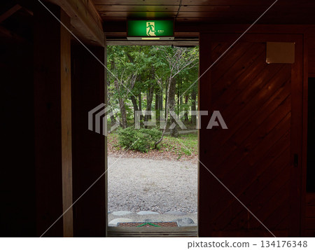 夏季,世界遺產白川鄉合掌造民家園內古老房屋的景色 夏季,世界遺產白川鄉合掌造民家園內古老房屋的景色 134176348