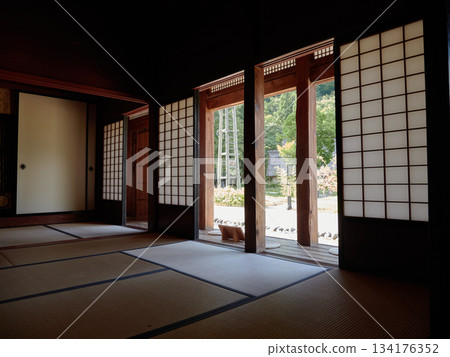 這是位於世界遺產白川鄉的一棟老房子的內部景象。 134176352