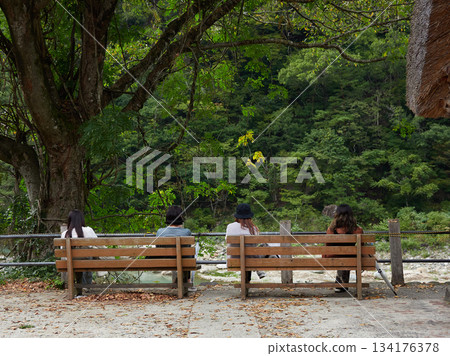 夏季，遊客們在白川鄉的世界遺產白川村休息。 134176378