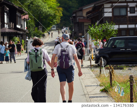 夏季，遊客漫步在世界遺產白川鄉白川村。 134176380