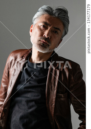 穿著皮夾克的男人 穿著皮夾克的男人 134177179