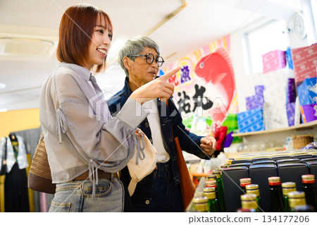 兩個人指著一家雜貨店 兩個人指著一家雜貨店 134177206