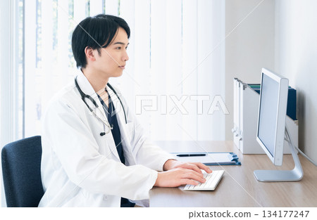 醫生做個人電腦操作 134177247