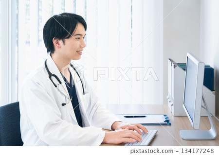 醫生做個人電腦操作 134177248