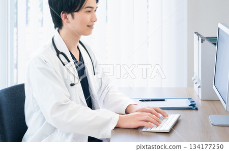 醫生做個人電腦操作 134177250