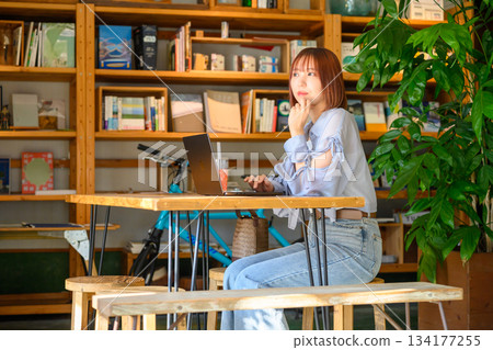 在咖啡廳工作 134177255