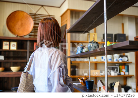 一位女士在雜貨店購物 134177256