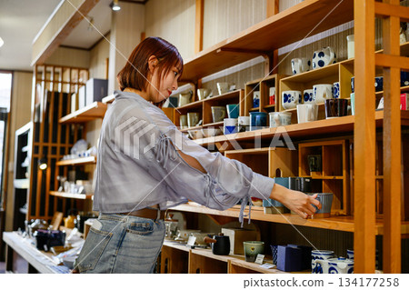 在雜貨店挑選陶器 134177258