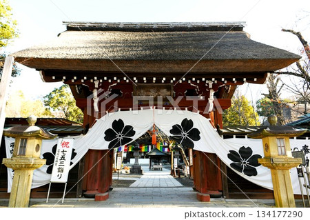 [The main gate of Jindaiji Temple, nestled in the cliff face of the Kokubunji Cliffs, a spring-filled area in Chofu City] 134177290