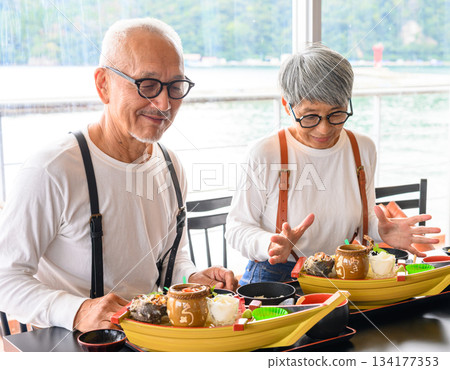couple seafood port 134177353