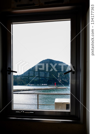 從窗戶望出去的島嶼景色 從窗戶望出去的島嶼景色 134177363