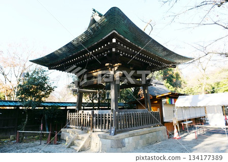 [The bell tower of Jindaiji Temple, nestled in the cliff face of the Kokubunji Cliffs, a spring-filled area in Chofu City] 134177389