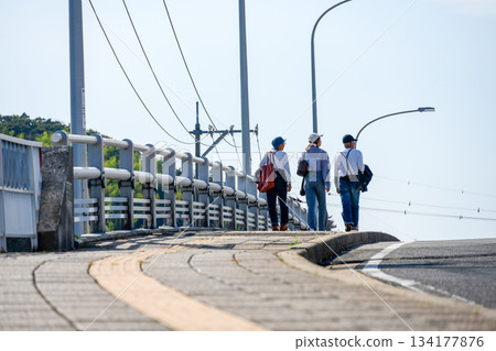 過橋的旅客 134177876
