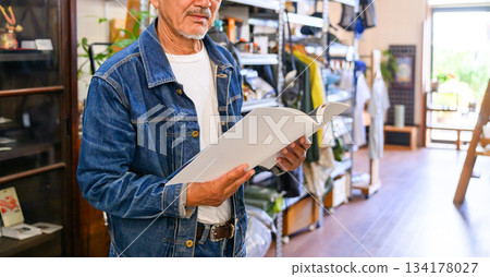 中年男子購物 134178027