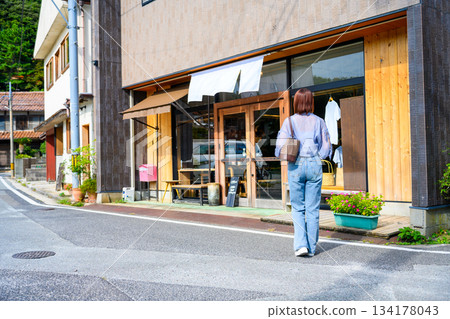 一位女士正前往雜貨店 一位女士正前往雜貨店 134178043