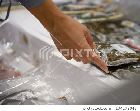 挑選海鮮 134178045