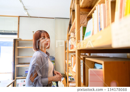 在雜貨店挑選一本書 134178088