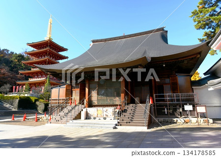 [Hino City: Fudo Hall and Five-Story Pagoda of Takahatafudoson Kongo-ji Temple, one of the Kanto region's three Fudo temples] 134178585