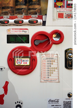 外國人了解自動販賣機訊息 134178693