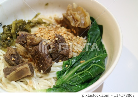 一碗美味的牛肉麵湯 134178802