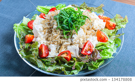 Tofu and crispy small sardine salad 134178808