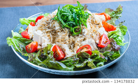 Tofu and crispy small sardine salad 134178832