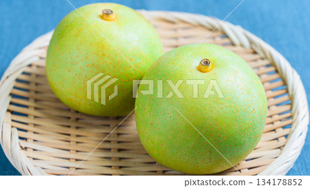 20世紀的餐具是用竹籃盛裝的。 134178852