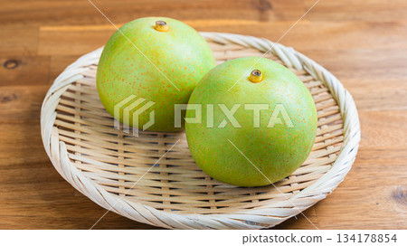 20世紀的餐具是用竹籃盛裝的。 134178854