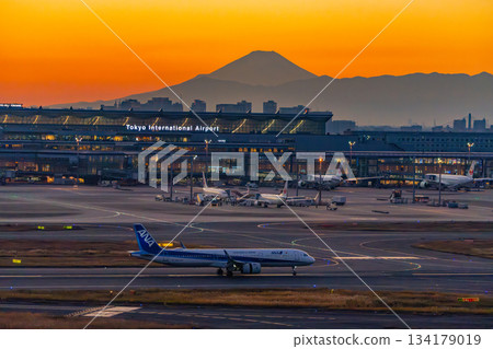 【東京】羽田機場3號航廈的傍晚景色，背景是富士山 134179019