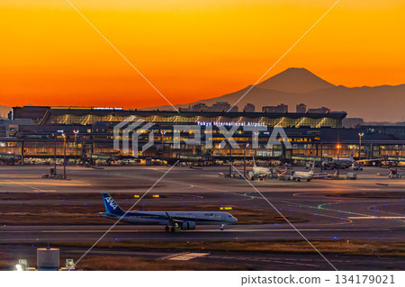 【東京】羽田機場3號航廈的傍晚景色，背景是富士山 134179021