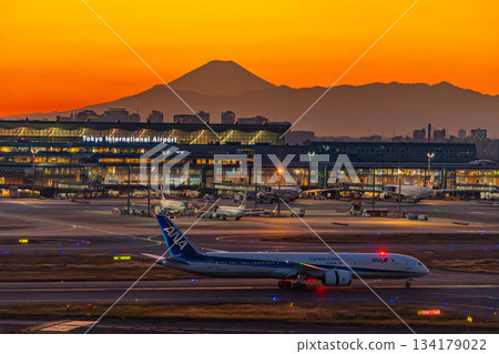 [Tokyo] Evening view of Haneda Airport Terminal 3 with Mount Fuji in the background 134179022
