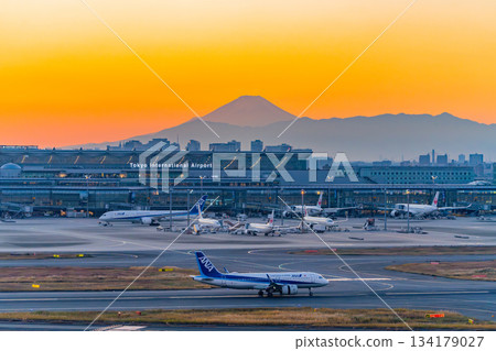 【東京】羽田機場3號航廈的傍晚景色,背景是富士山 【東京】羽田機場3號航廈的傍晚景色,背景是富士山 134179027